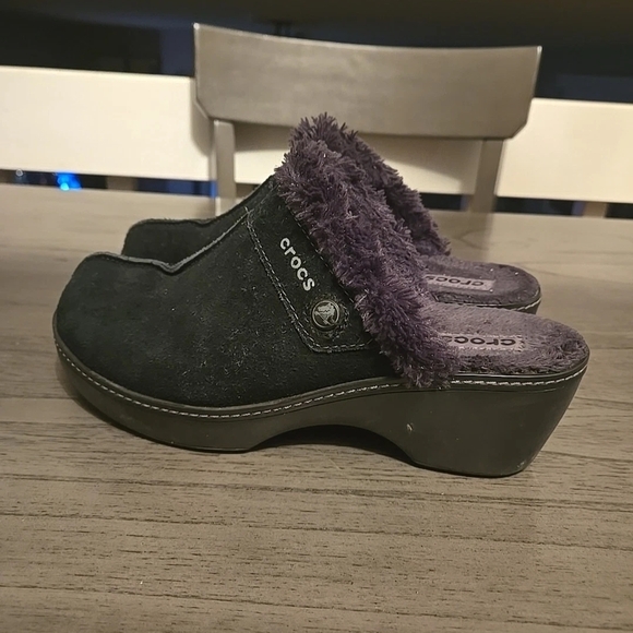 CROCS Women's Black and Purple Fuzzy Clogs - Picture 1 of 3